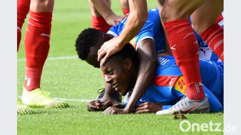 Kiels Makana Baku und jubelt nach seinem Treffer zum 1:0 mit seinen Mannschaftskollegen. Bild: Daniel Bockwoldt/dpa