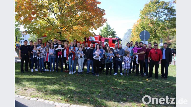 15 Familien durften sich über Geschenke von Stadt und Feuerwehr freuen. Bild: sne