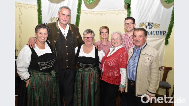 Mit dabei sind (von links) auch Marille Kett, Horst Fuchs, Marga Rossmann, Marina Völkl, Lore Leitmeier, Wolfgang Plödt und Wilhelm Moser. Bild: hcz