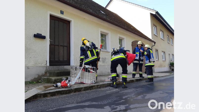 Die Gruppenführer der beiden Plößberger Löschfahrzeuge sprechen die Aufgaben für ihre Mannschaften ab, um das Einsatzszenario möglichst schnell abzuarbeiten. Bild: flt