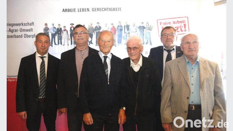 Die Gewerkschaftsvertreter Christian Lang (links), Manfred Götz (Zweiter von links) und Karl Bauer (Zweiter von rechts) ehrten Johann Fleischmann, Reinhard Liebehenschel und Georg Haller (von rechts) für 60 Jahre Mitgliedschaft bei der Gewerkschaft. Bild: Hirsch