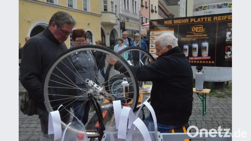 Ein Händler verspricht: Nie mehr einen Platten flicken. Bild: Kunz
