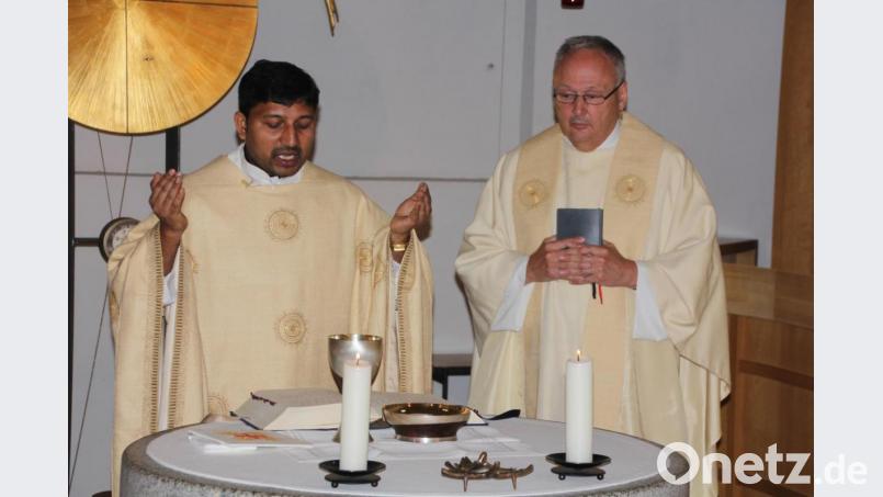 Pater John Gali und Regionaldekan Georg Flierl zelebrierten den Gottesdienst in der Klosterkirche. Bild: kro