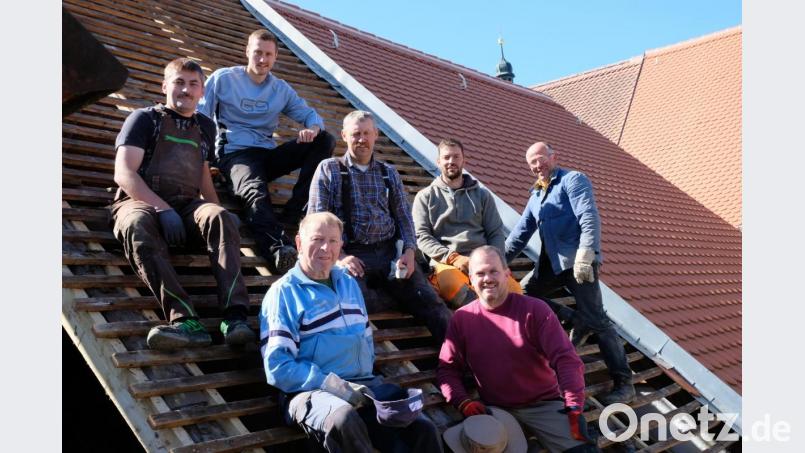 "Hoch hinauf" geht es bei einem freiwilligen Arbeitseinsatz der Speinsharter Kommunalpolitiker. Mit Bürgermeister Albert Nickl und Norbert Schnödt schaffen die tüchtigen Helfer mit dem Abdecken der alten Scheunendächer die Voraussetzungen für die Arbeit der Zimmerer. Bild: do