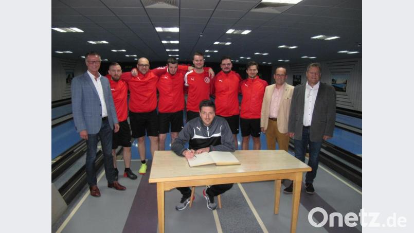 Das Team von Rot-Weiß trägt sich ins Goldene Buch der Stadt Hirschau ein. Am Tisch Mannschaftkapitän Bastian Baumer. Dahinter von links: Bürgermeister Hermann Falk, Patrick Krieger, Michael Öttl, Robert Rösch, Alexander Held, Daniel Rösch, Thomas Immer, dritter Bürgermeister Peter Leitsoni, zweiter Bürgermeister Josef Birner. Bild: fg