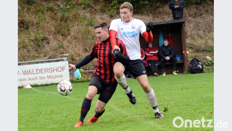 Der TSV Waldershof und Spitzenreiter TuS Erkersreuth trennten sich am Samstag 1:1. Hier kämpfen der Waldershofer Julian Fürst (rechts) und Jiri Mlika um den Ball. Bild: heh