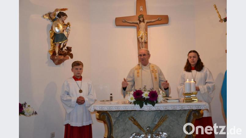 Pfarrer Josef Most feierte mit den Gläubigen im proppenvollen Gotteshaus das Patrozinium ihrer Dorfkapelle die dem Erzengel Michael geweiht ist. Bild: gi