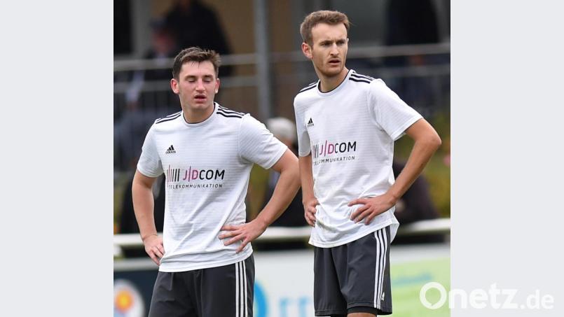 Betretene Mienen bei Patryk Bytomski (links) und Alexander Sparrer: Die SV Grafenwöhr verlor unglücklich das Heimspiel gegen den SV Neukirchen b. Hl. Blut. Der Gegner sicherte sich mit einem Doppelschlag in der Schlussphase alle drei Punkte. Bild: A. Schwarzmeier