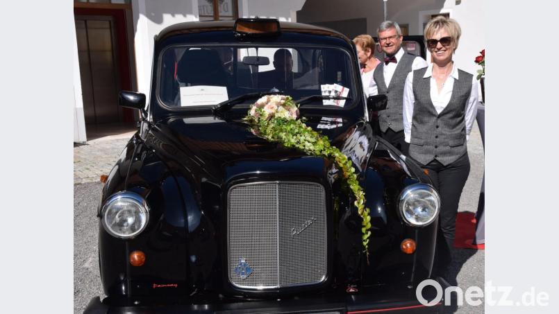 Ob Pferdekutsche, ein schneller Flitzer oder Oldtimer - es gibt viele Transportmittel für ein Brautpaar. Bild: bö