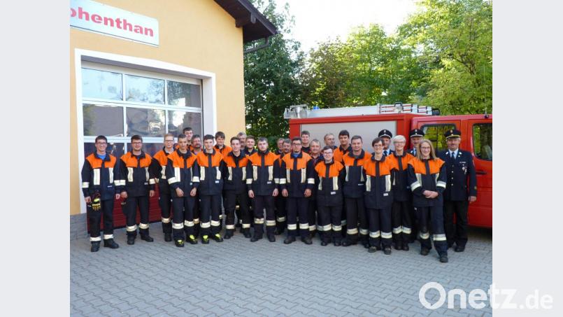 Alle Teilnehmer (im Bild zusammen mit den Schiedsrichtern) haben die Leistungsprüfung &quot;Die Gruppe im Löscheinsatz&quot; mit Bravour bestanden. Bild: exb