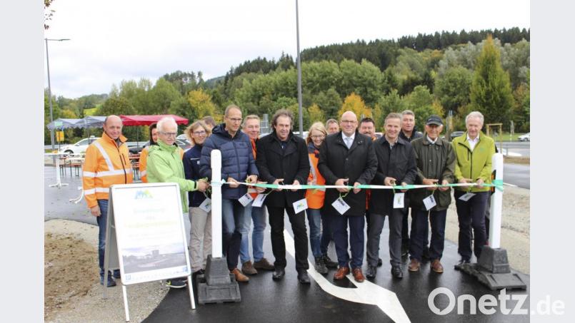 Ab sofort stehen an der A 93 40 Parkplätze, darunter drei für Behinderte, zur Verfügung. Mit dem Durchschneiden eines Bandes wurde der Pendlerparkplatz am Mittwochnachmittag freigegeben. Bild: fphs