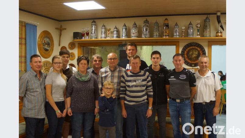 Das Team „Ü 49“ gewann das Bürgerschießen, mit dabei die Siegerschützen der ersten fünf Mannschaften. Es gratulierten (von rechts) Schützenmeister Reinhard Reis senior und Sportleiter Günther Gradl. Bild: slh