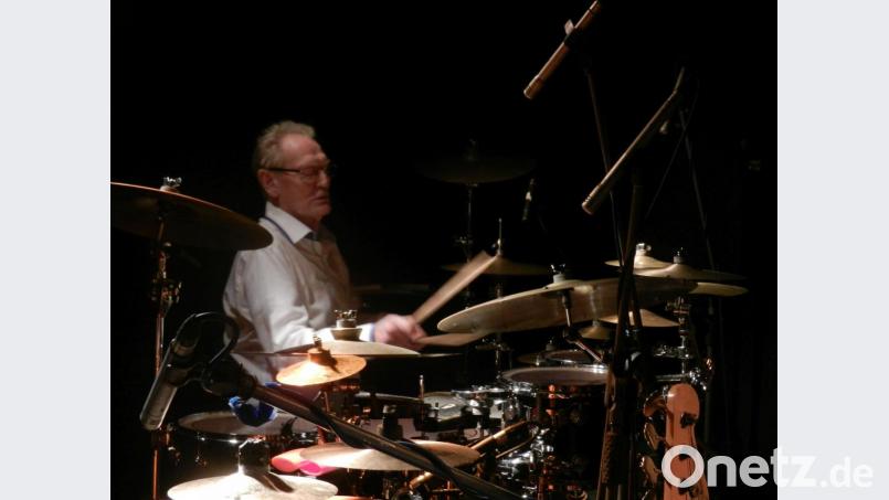 In kleinen Clubs hat Ginger Baker Mitte der 50er Jahre mit Jazz-Konzerten seine Karriere begonnen. 2014 spielte er mit seiner „Jazz Confusion“ in der Fürther Kofferfabrik. Bild: Stefan Voit