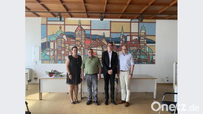 Bürgermeister Bernhard Lindner (rechts), Geschäftsstellenleiterin Sabine Wilde (links) und interkommunaler Archivar David Austermann (Zweiter von rechts) freuen sich über die ehrenamtliche Mitarbeit von Kilian Hartmann im Archivwesen. Bild: Lea Götz