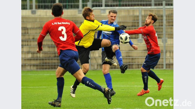 Drei Bad Kötztinger sind mindestens einer zuviel: SpVgg-SV-Angreifer Josef Rodler müht sich vergeblich gegen die gegnerische Übermacht. Bild: Werner Franken