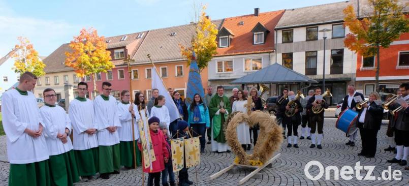Erntedankfest mit einer großartigen Premiere feiern die Gläubigen der katholischen Pfarrgemeinde St. Johannes der Täufer. Die vom Seniorenkreis gestaltete neue Erntekrone wurde von der Marktplatzanlage zu den Klängen der Flossenbürger Blaskapelle in die Pfarrkirche getragen. Bild: le