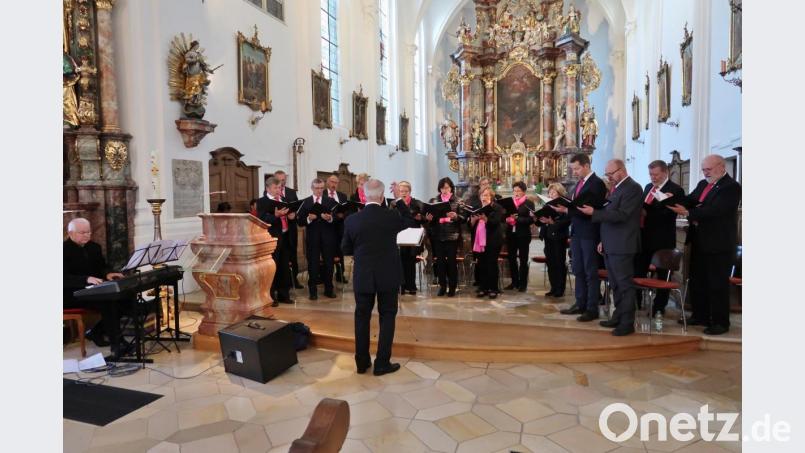 Mit gut ausgewählten und vorgetragenen Melodien bereichert der Kirchenchor Schlicht unter Leitung von Heinz Krob das Konzert. Am Keyboard Franz Winklmann. Bild: rha