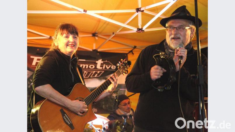 Die Gruppe &quot;Rockomotive&quot; rockte in der Friedrich-Ebert-Straße. Bild: Hirsch