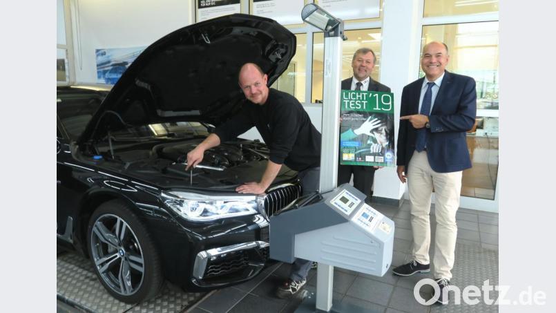 Innungsgeschäftsführer Stefan Brandl und Werkstattleiter Dietmar Burggraf (von rechts) appellieren an die Autofahrer, das Angebot des kostenlosen Lichttests zu nutzen. Bild: Hirsch
