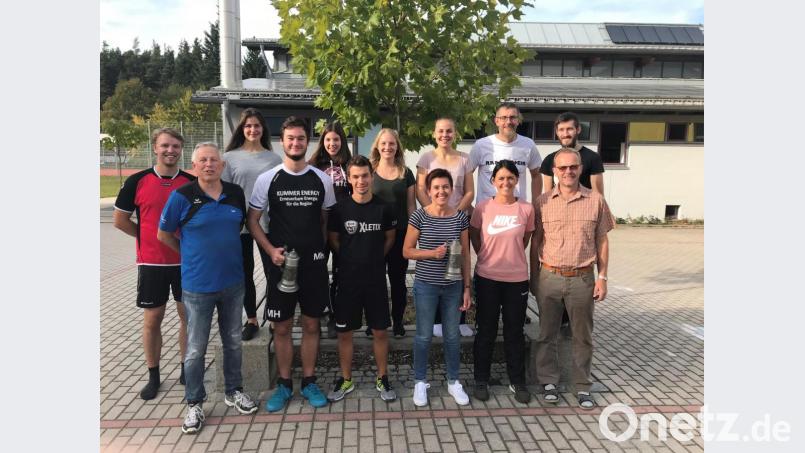 Die beiden Siegermannschaften beim AKW-Volley-Cup in Schnaittenbach: das Team Freimberger mit Karin Nanka (vorne rechts mit Pokal), das Team Camp Duschbier mit Moritz Hanft (vorne links mit Pokal) und Turnierleiter Günter Dobmeier (links). Bild: Thomas Pröls