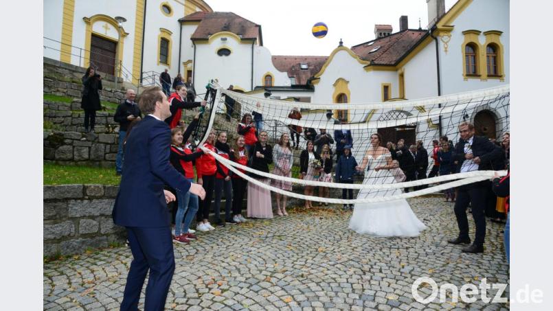 Das frisch getraute Paar Maximilian Winkler und Jessica Vater zeigen den Hochzeitsgästen als Volleyballspieler einen flotten und gekonnten Ballwechsel. Bild: bey