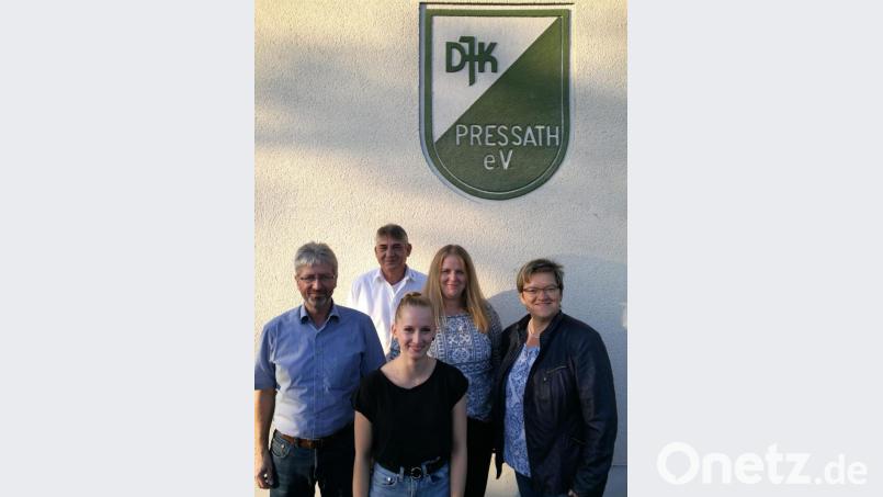 Vorsitzender Siegfried Rauch (links), zweiter Vorsitzender Roman Kastl (Zweiter von links), Abteilungsleiterin Turnen Martina Kastl (Zweite von rechts und FSJ-Beauftragte Pia Stevens danken Barbara Englhart für ihr Engagement. Bild: exb/Roman Kastl
