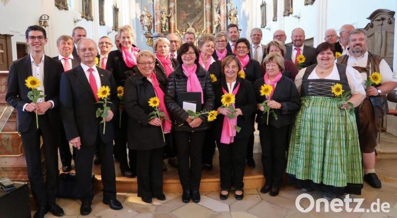 Für den Beifall des Publikums danken neben dem Kirchenchor Schlicht Organist Lukas Schöpf (links vorne) und daneben Chorleiter Heinz Krob, sowie Ingrid und Franz Gericke von den Blechernen Sait’n (rechts). Vereinsvorsitzender Franz-Josef Einhäupl (hinten, Fünfter von rechts) freut sich über das gelungene Benefizkonzert. Bild: rha