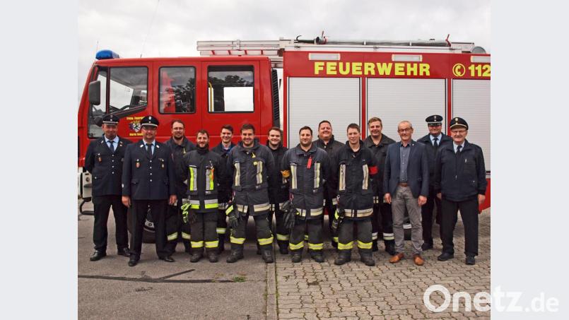 Stolz waren Bürgermeister Erwin Geitner (Dritter von rechts) mit dem Feuerwehrvorsitzenden Martin Eichenseer und Kommandanten Rainer Salbeck (von links) nachdem die Gruppe die Prüfung zu den Leistungsabzeichen bestanden hatten. KBI Hubert Blödt und KBM Helmut Braun (von rechts) fungierten als Schiedsrichter. Bild: sön