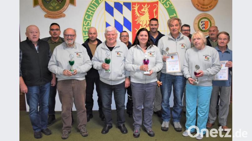 Die Reservisten Kreisgruppe Oberpfalz Nord haben bei der Klenkaliber-Kreismeisterschaft schöne Erfolge erzielt. Die Siegerehrung führten Organisationsleiter Günter Bogner (von links) und Ehrenkreisvorsitzender Jürgen Hofmann durch. Bild: rgr