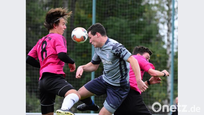 Der FC Tirschenreuth zog am Sonntag gegen Landesliga-Absteiger SpVgg Selbitz mit 0:3 den Kürzeren. Das Bild zeigt Elias Schornbaum (links) und Marco Wölfl (rechts) im Luftkampf mit SpVgg-Akteur Albert Pohl. Bild: Schrems