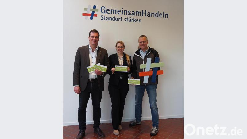 Zur Teilnahme am Wettbewerb IHK-Personalmanagement-Award rufen auf (von links) IHK-Geschäftsstellenleiter Florian Rieder, IHK-Referentin Fachkräftesicherung Nicole Scheßl und Personalmanagement-Award-Preisträger 2016 Michael Richthammer. Bild: Bühner