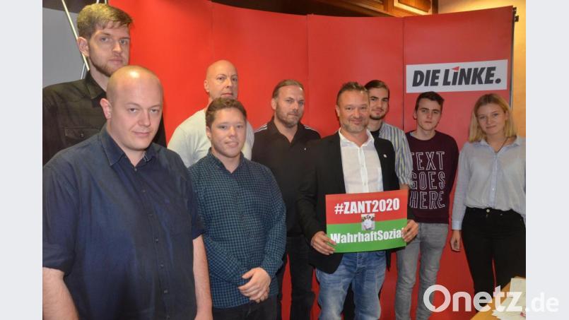 Das ist Oberbürgermeisterkandidat Ali Zant (mit Schild) mit einem Teil der Stadtratskandidaten der Linken. Bild: Kunz