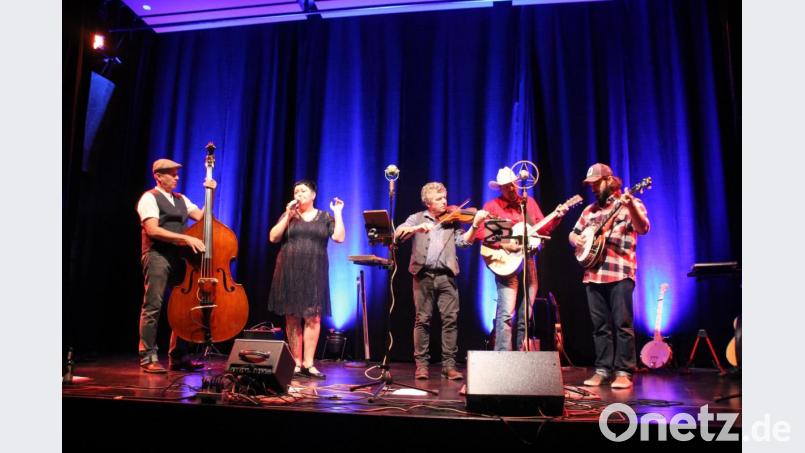 "Uncle Sally", das sind (von links): Peter Perzlmaier (Bass), Ulrike Dirschl (Gesang und Waschbrett), Sepp Zauner (Moderation und Fiddle), Martin Dietl (Gitarre, Banjo, Mandoline, Gesang) und Stefan Schindlbeck ("Multi-Instrumentalist"). Bild: kmo