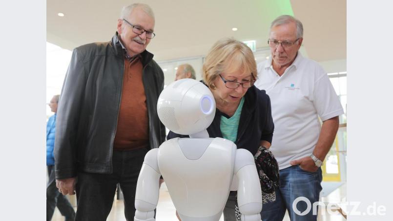 Es ist gar nicht schwer, mit dem Kleinroboter „Pepper“ ins Gespräch zu kommen. Deshalb wollten OTH-Studenten von Veranstaltungsbesuchern wissen, ob und in welchem Umfang sich ältere Menschen so eine menschenähnliche Maschine als Erleichterung im Haushalt oder bei der Pflege vorstellen können. Bild: Wolfgang Steinbacher
