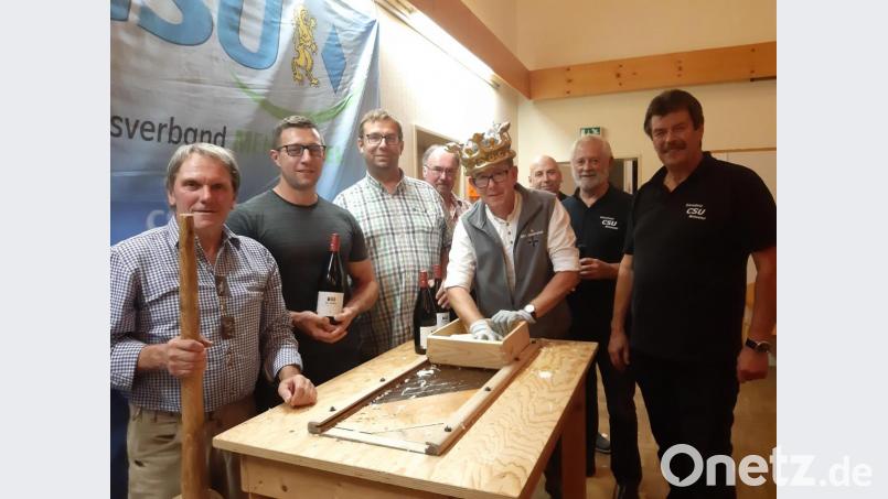 CSU-Ortsvorsitzender Günther Daubner, Günther Pöllmann, Klaus Hautmann (von rechts), Willi Voit (hinten Mitte) und Dietmar Höss gratulieren mit Johannes Nickl, Martin Prechtl und Gerald Bauer (von links) den schnellsten Krauthoblern. Bild: gis