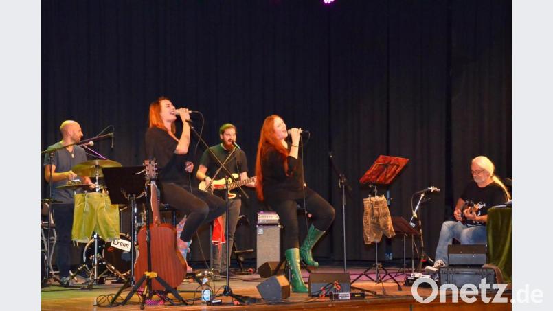 Ein begeisterndes Programm bringen (von links) Max Seelos, Susanne Raith, Philipp Zimmermann, Tanja Raith und Andreas Blaimer auf die Bühne der Stadthalle. Bild: fjo