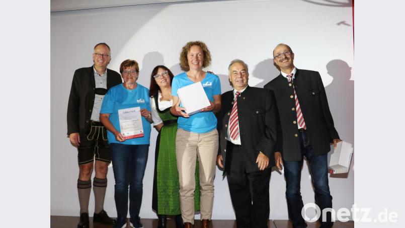 Bei der Siegerehrung bekamen die Oberviechtacher (türkise Shirts) ihre Auszeichnung durch die Präsidenten des Österreichischen Volkssportverbandes, Franz Kirchweger und Rudolf Bräuml (von rechts), und Sankt Michaels Bürgermeister Manfred Sampl (links) überreicht. Bild: exb/Fotostudio Kraus