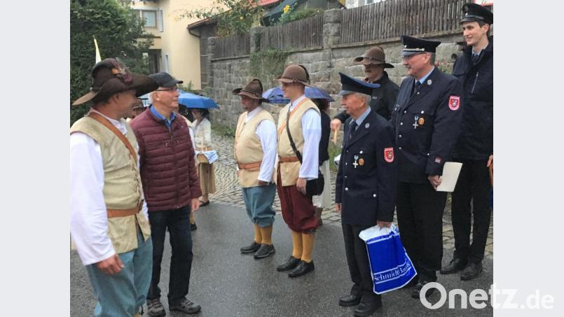 Der Mitbegründer der historischen Burgwehr John Werner (Zweiter von links) schreitet die Ehrenformation von Burg- und Feuerwehr mit „Leutnant“ Niklas Fraas und „Burgpfleger“ Sietzinger ab. Bild: hos