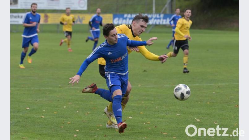 Sebastian Ermer (vorne) vom SV Etzenricht setzt sich gegen Michael Hirschmann durch Bild: ref