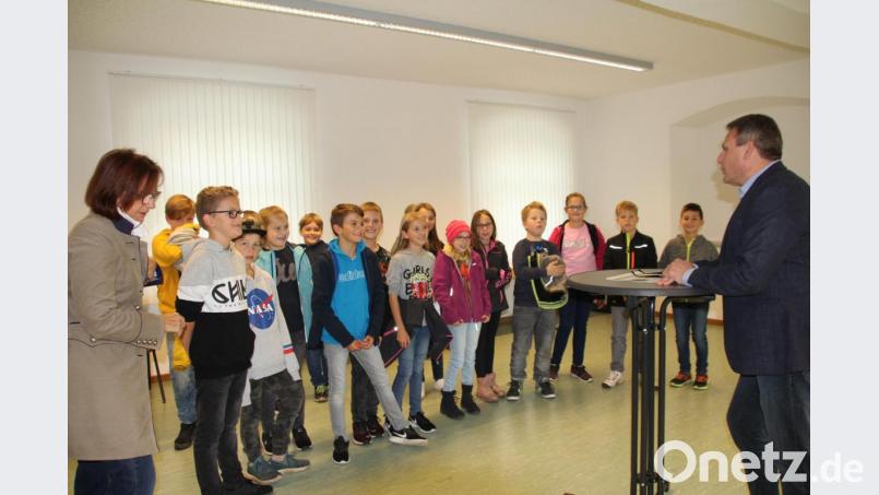Bürgermeister Norbert Eckl informierte die Schüler, wie die Gemeindeverwaltung funktioniert. Bild: frd