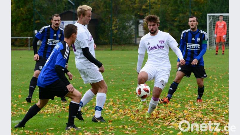Lukas Riedl (im weißen Trikot am Ball) und seine Teamkollegen feierten am Ende einen verdienten 3:1-Erfolg gegen Bild: ham