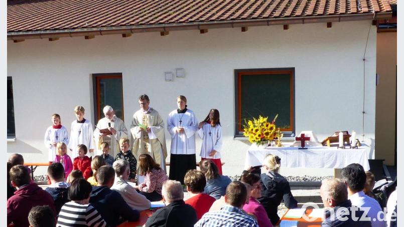 Die Kindergartenkinder, Domkapitular Franz Mattes und Pfarrer Richard gestalteten den Einweihungsgottesdienst. Bild: jp