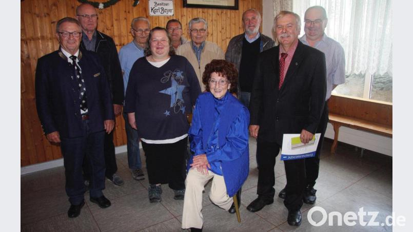 Für 40 Jahre Mitgliedschaft wurde Ingrid Reinke (sitzend) ausgezeichnet. 25 und 30 Jahre sind die weiteren Jubilare dabei. Vorsitzender Helmut Stauer (2. von rechts und selber unter den Geehrten) gratulierte zusammen mit Gerhard Wiedemann (rechts) und 2. Bürgermeister Fritz Holm (links). Bild: wro