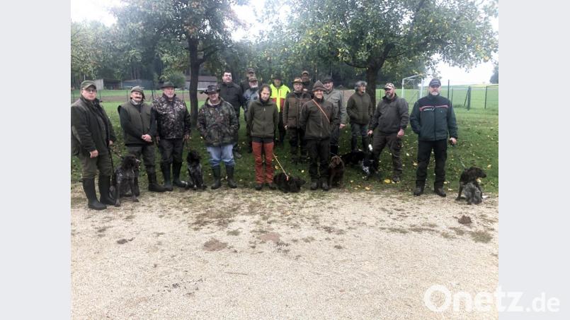 Die Teilnehmer und Schiedsrichter der Brauchbarkeitsprüfung trafen sich in Fichtenhof und starteten zu ihren Aufgaben. Bild: ge