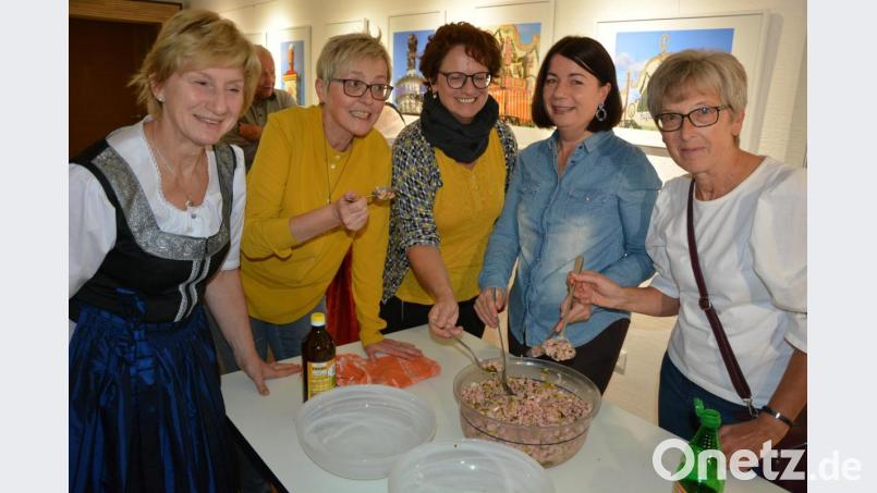 Beim Verkosten des zuvor zubereiteten Wurstsalats. Bild: jr