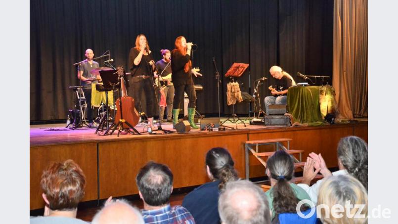 Ein begeisterndes Programm bringen (von links) Max Seelos, Susanne Raith, Philipp Zimmermann, Tanja Raith und Andreas Blaimer auf die Bühne der Stadthalle. Bild: fjo