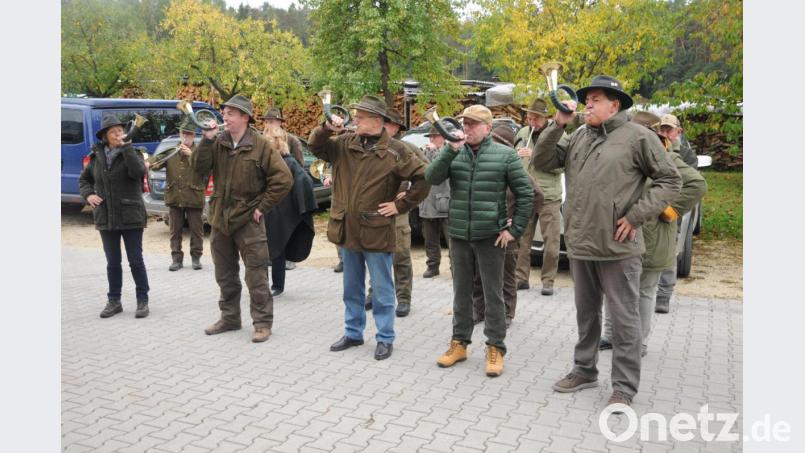 Signale der Jagdhornbläsergruppe eröffneten die Prüfung. Bild: Joachim Gebhardt