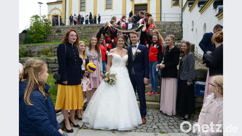 Maximilian Winkler und Jessica Vater haben am Samstag in der Kreuzbergkirche den Bund fürs Leben geschlossen. Bild: bey