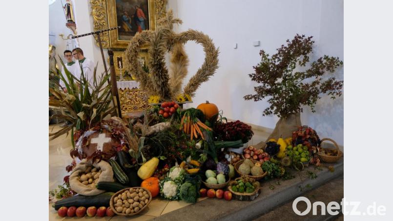 Die neue Erntekrone schmückteden Erntealtar in der Pfarrkirche. Bild: le