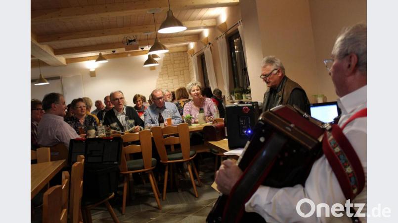 Beim Wirtshaussingen machten alle Besucher fleißig mit. Bild: cs